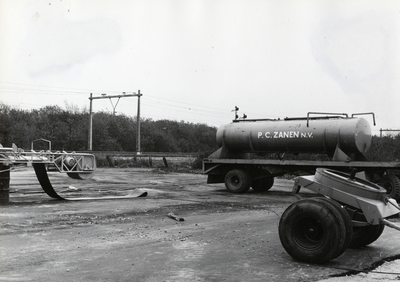 169087 Afbeelding van de aanleg van een tijdelijke bouwplaats voor het aannemersbedrijf Fa. P.C. Zanen N.V. ten behoeve ...